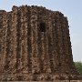 Alai minar de basis van een toren, die 2 keer zo groot moest worden als de Qutab Minar, <br />maar Ibak stierf toen er maar een klein deel voltooid was.