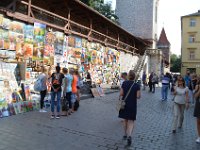 DSC 0245  Bij de Florianska stadspoort verkopen mensen hun schilderijen van Krakow