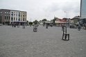 DSC 0446  Het Plac Bohaterow Getta, ‘plein van helden van het getto’, lag vroeger midden in het getto. Het monument van lege stoelen, verspreid over het plein, staat symbool voor de leegte die achterbleef na de definitieve ontruiming in maart 1943.