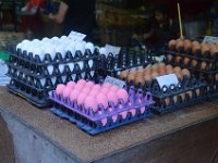 DSC 0023  roze eieren zie je veel in Thailand.